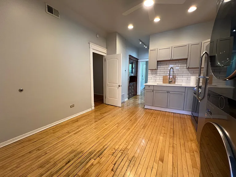 2335 W Barry Ave #2 — Photo 15