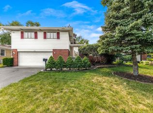 176 S Elm Tree Ln, Elmhurst, IL 60126