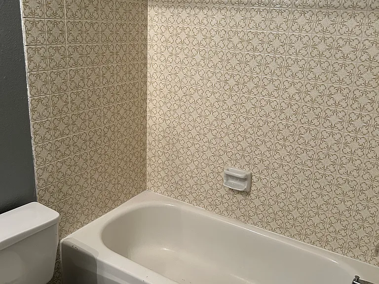 Elegant tile shower and modern colors
