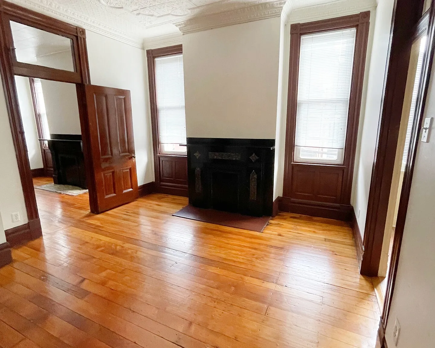 1607 Sarah Street - 2 — Photo 3
