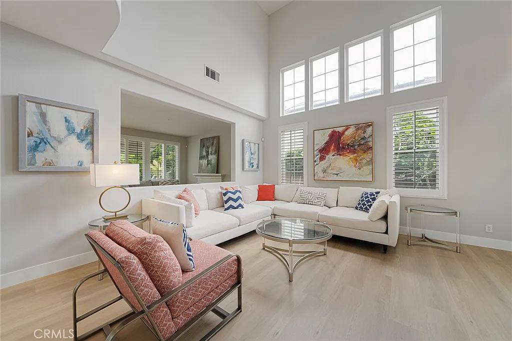 5 bed, 2600 sqft, $7,200 — Photo 3