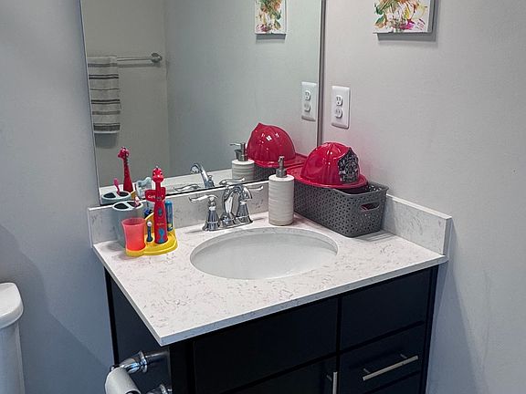 2nd bedrom bathroom