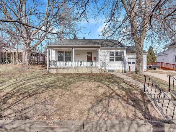 1217 W 19th St, Cedar Falls, IA 50613