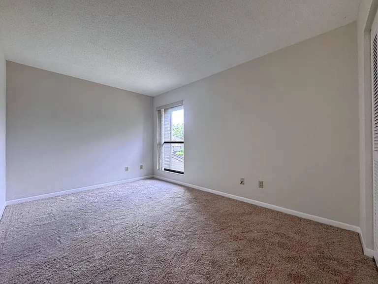 36 Oxford Ln — Photo 17