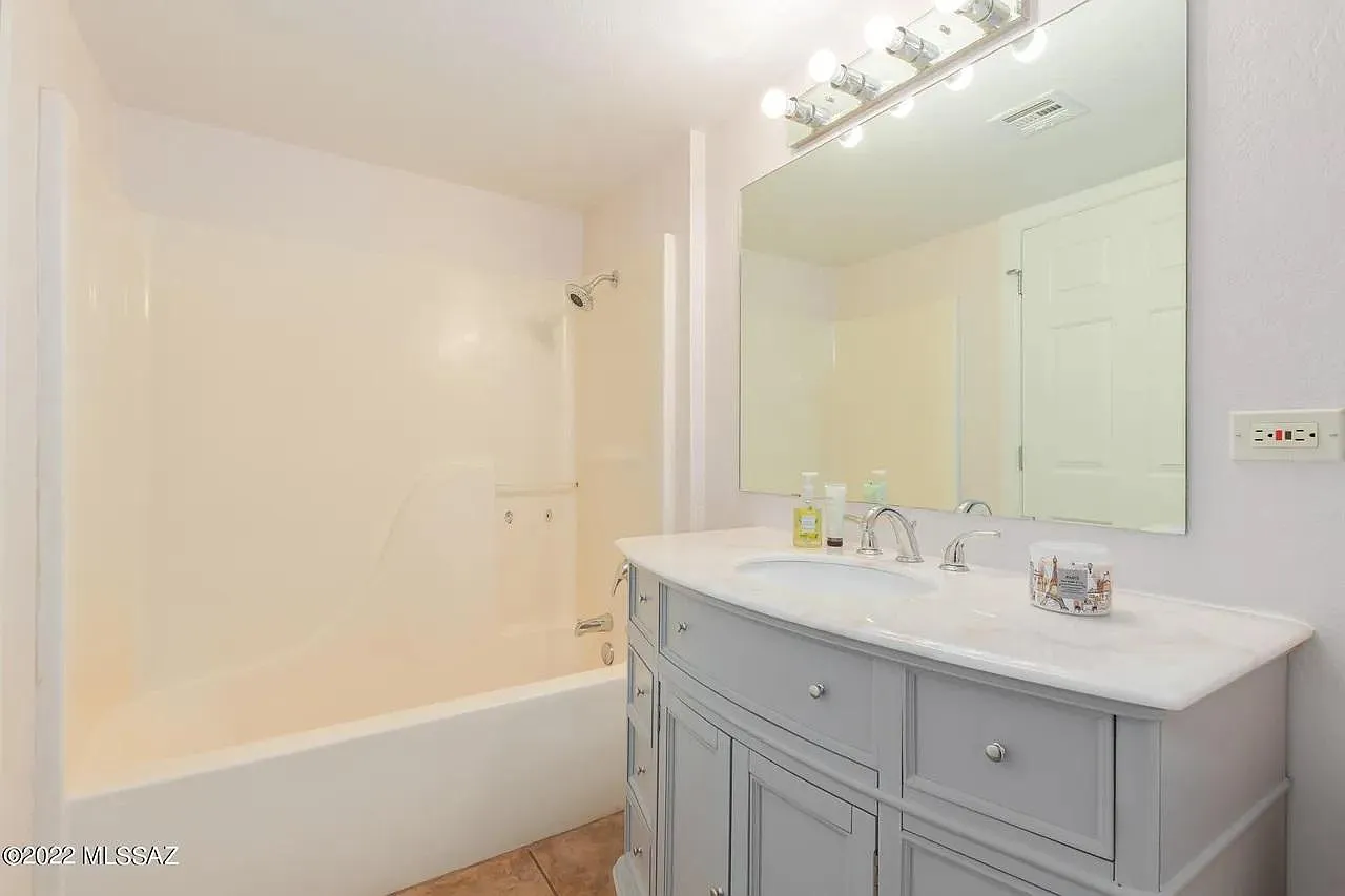 2 bed, 915 sqft, $1,450 — Photo 2