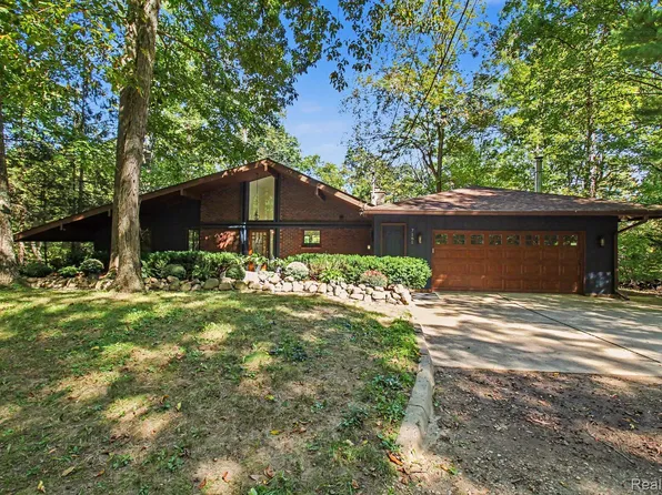 7161 Driftwood Dr, Fenton, MI 48430
