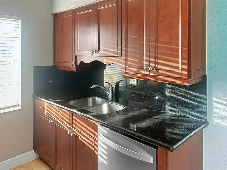 51 NE 24th St #6 — Photo 8