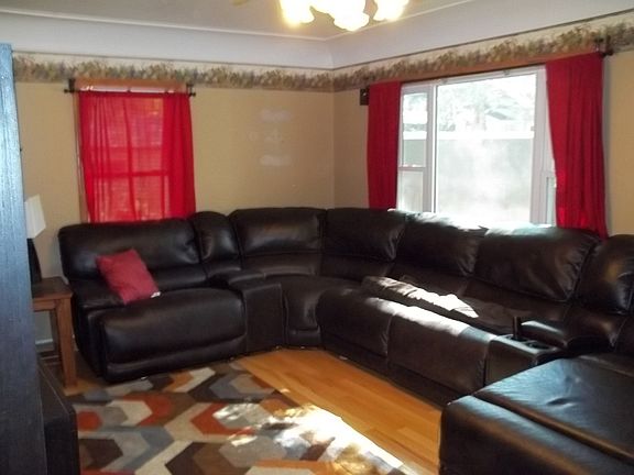 Note ceiling & floors in LR