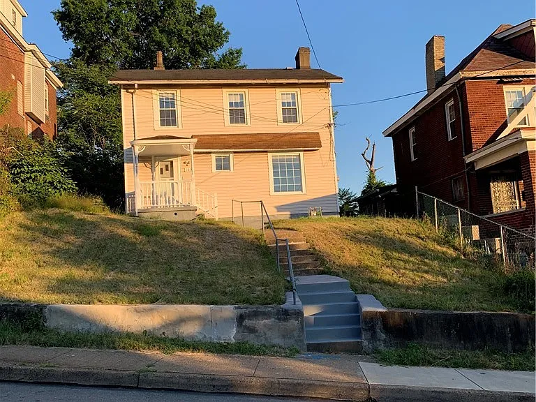 160 Hazelwood Ave — Photo 1