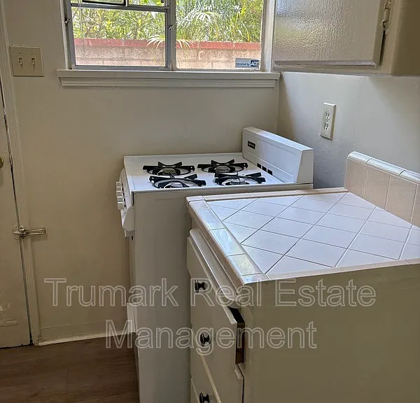 1037 E Glenoaks Blvd #A — Photo 6