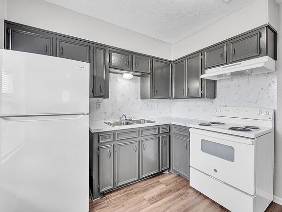 2nd image of 315 W Avenue G