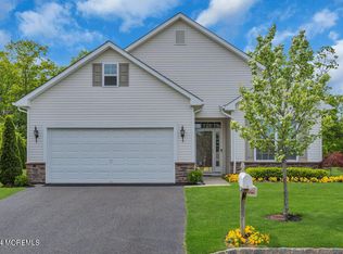 25 Eagle Ridge Cir, Lakewood, NJ 08701