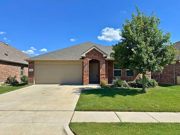 1302 Deerfield Dr — Photo 1