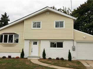 127 Weeks Rd, North Babylon, NY 11703