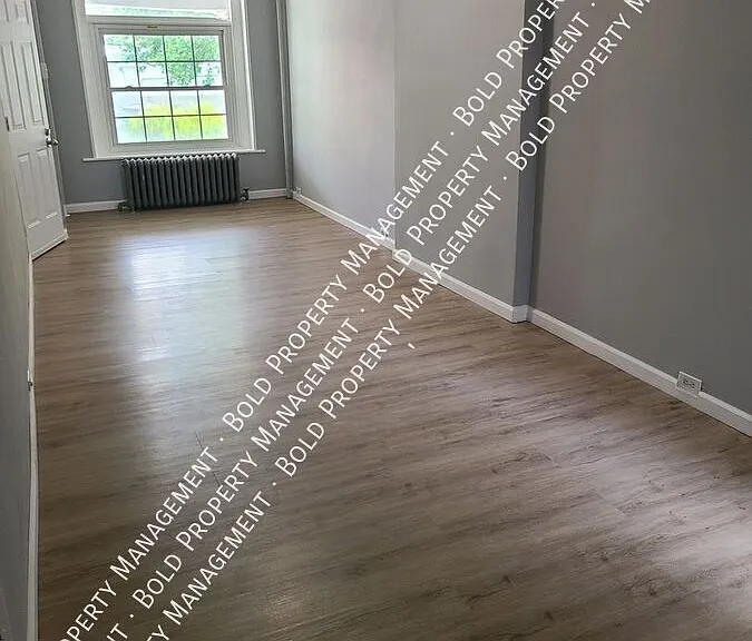 231 W Greenwich St #1 — Photo 3