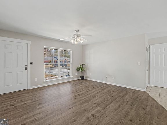 4th image of 33 Hunters Gln NW