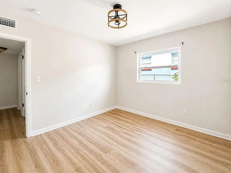 1353 Lakeview Rd — Photo 11