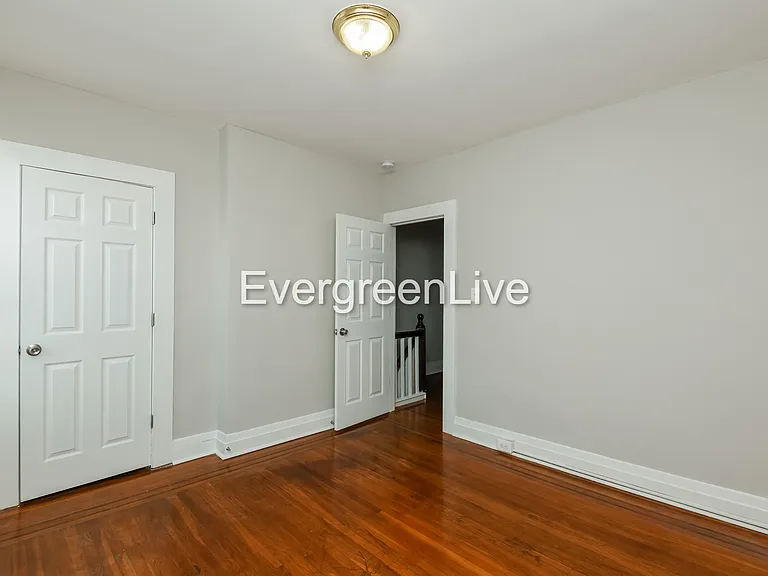 2837 Pelham Ave — Photo 11