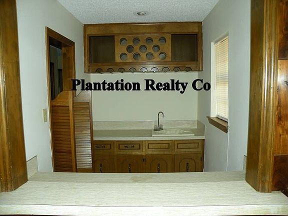 Wet bar off den
