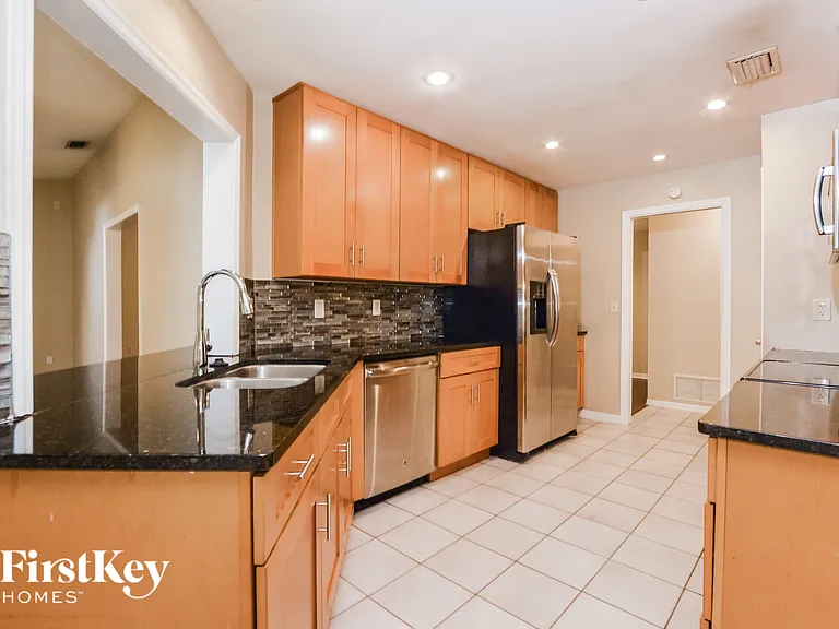 520 Whispering Oak Ln — Photo 5