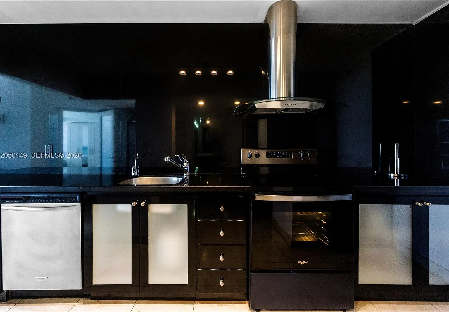 The Decoplage Condo — Photo 4