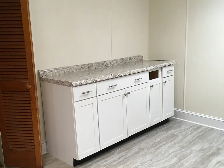 Kitchen pic 7 - (the exposed drawer opening has been closed off with a drawer front).