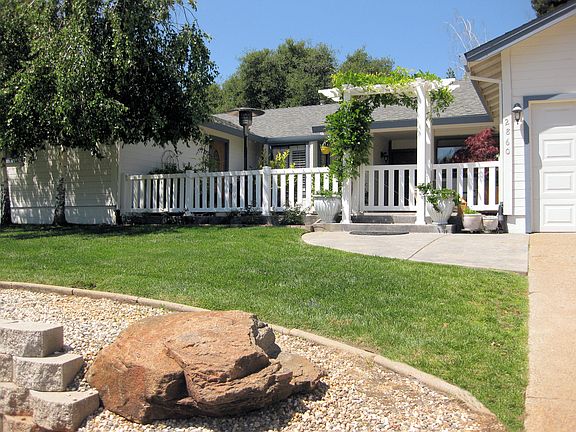 4th image of 2860 Hillcrest Dr