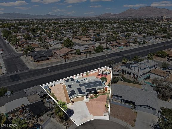 2nd image of 3318 Bancroft Cir
