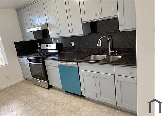 3 bed, 1000 sqft, $3,729 — Photo 4