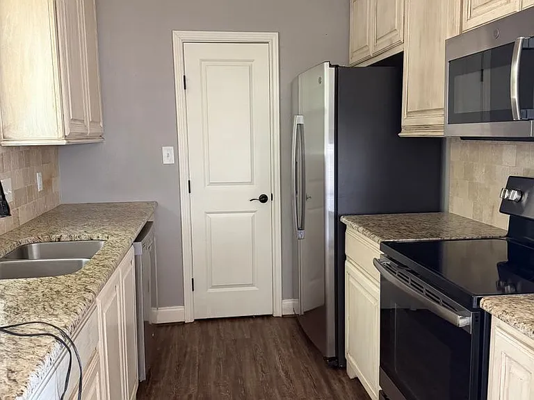 211 Railroad Ave — Photo 2