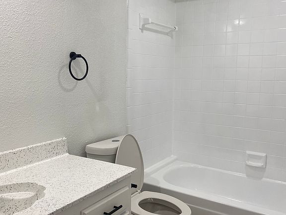 4th image of 2426 Summer Place Dr