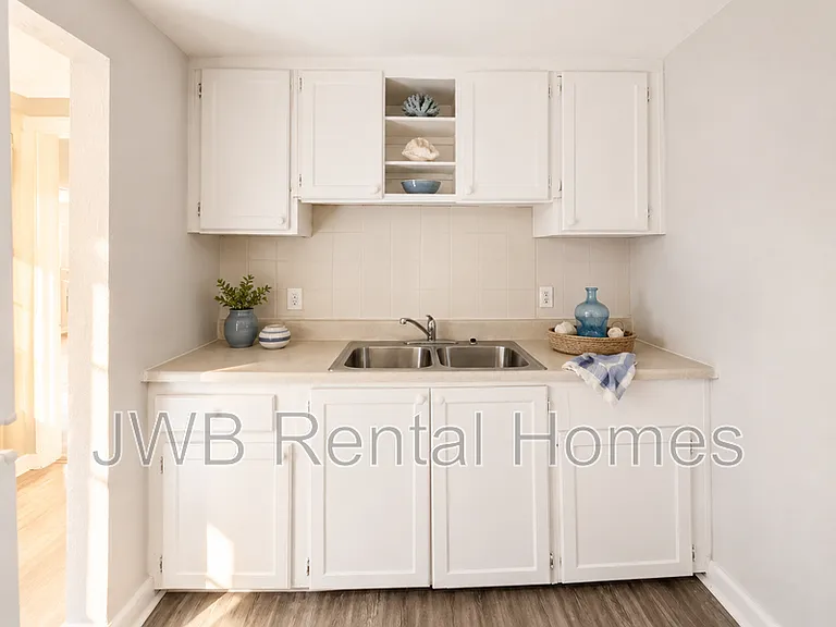3933 Boulevard #2 — Photo 3
