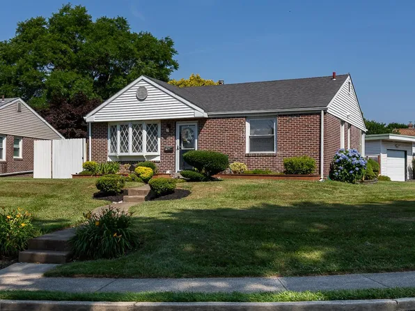 4 E Garden Rd, Broomall, PA 19008