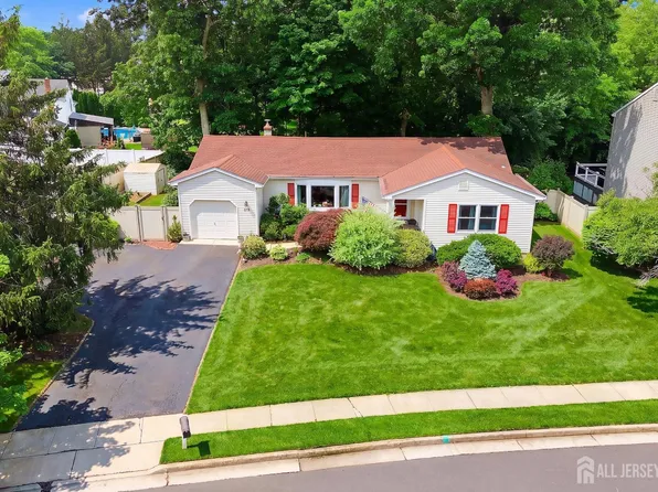 39 McFadden Dr, Monroe Township, NJ 08831