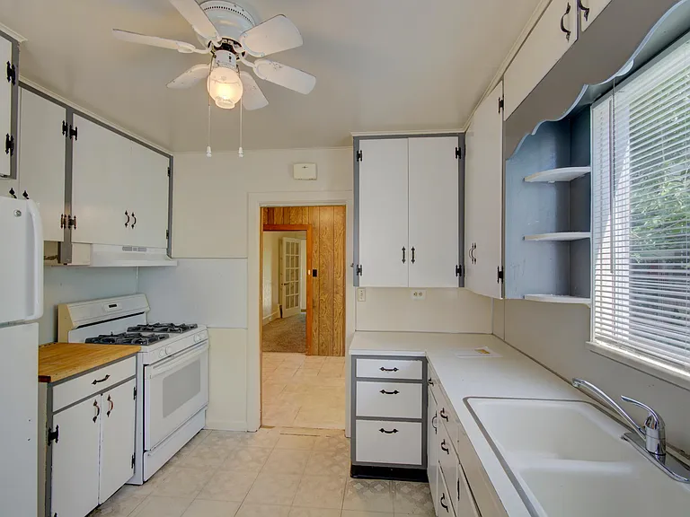 2257 S Franklin St — Photo 6