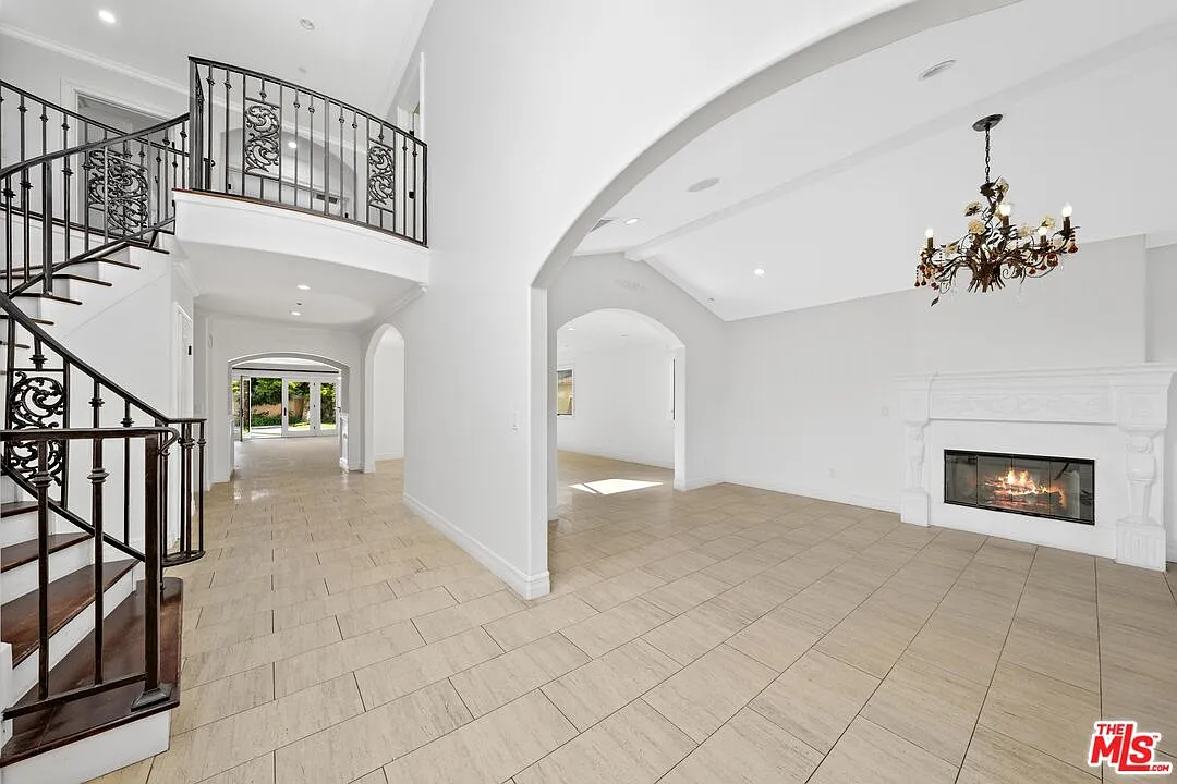 5 bed, 5.5 bath, 4020 sqft, $16,900 — Photo 3