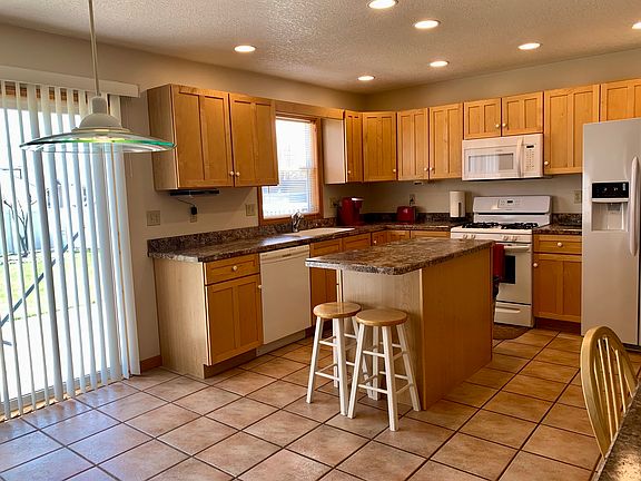 2nd image of 1572 Carver Cir