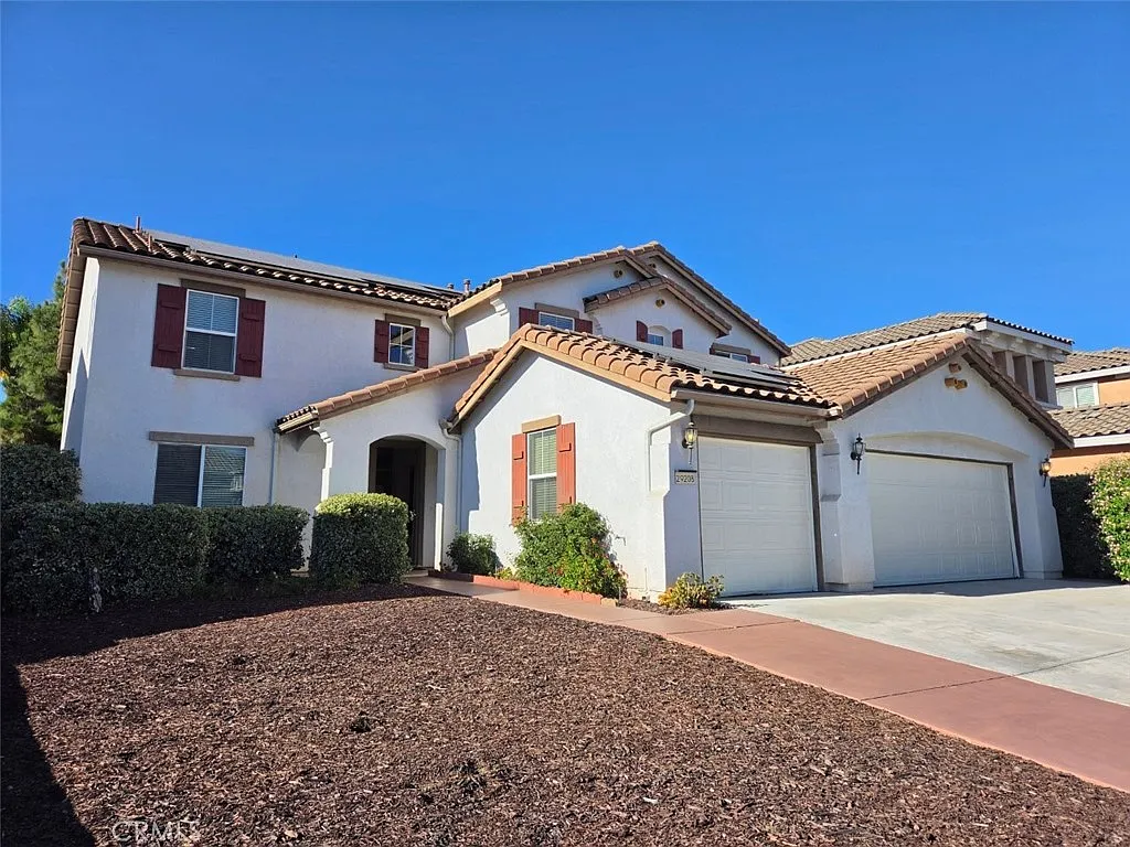 4 bed, 2.5 bath, 3470 sqft, $3,500 — Photo 2