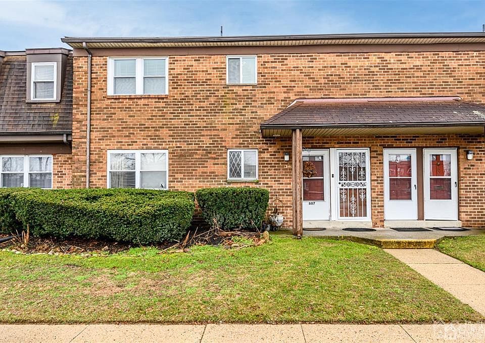 1st image of 808 Henri Ct #3