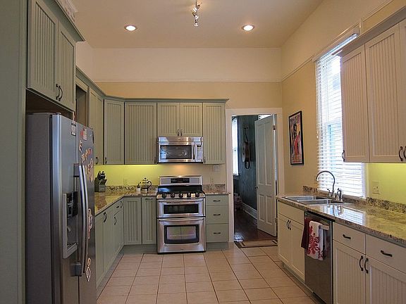 5th image of 2033 Burdette St