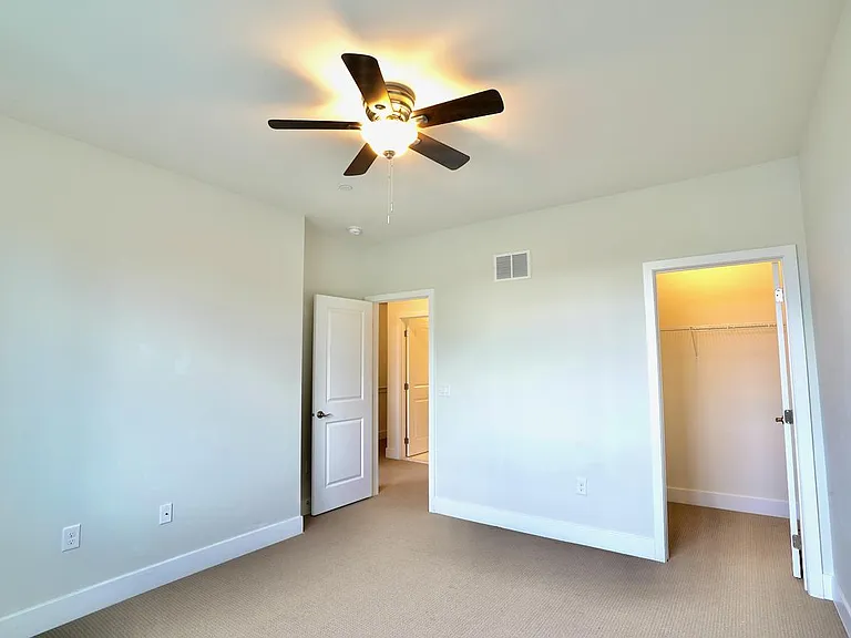 813 Lakeview Ct #44L — Photo 22