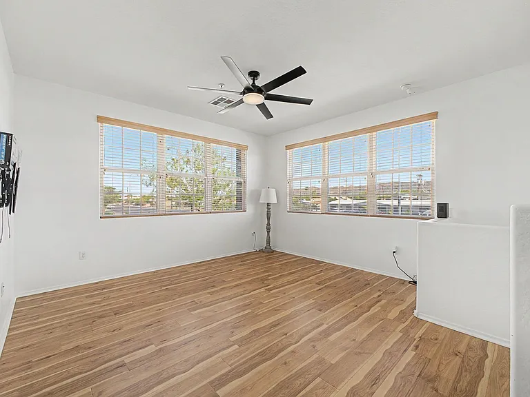 2233 E Huntington Dr — Photo 5