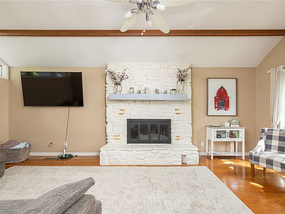 5th image of 2437 N Robin Rd