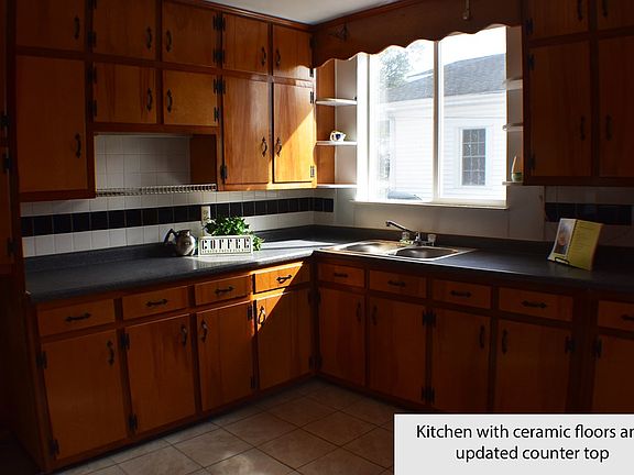 4th image of 504 Forest St