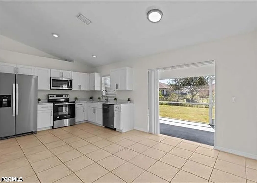 2 bed, 1.0 bath, 1200 sqft, $1,800 — Photo 2