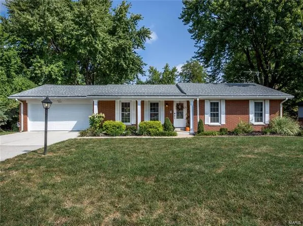 111 Lakeland Hills Dr, Fairview Heights, IL 62208