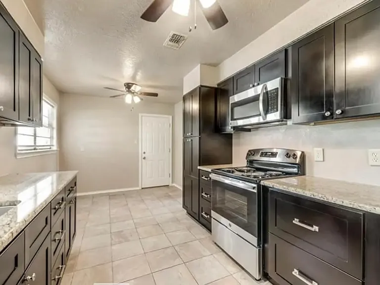 1310 Gulf St — Photo 3