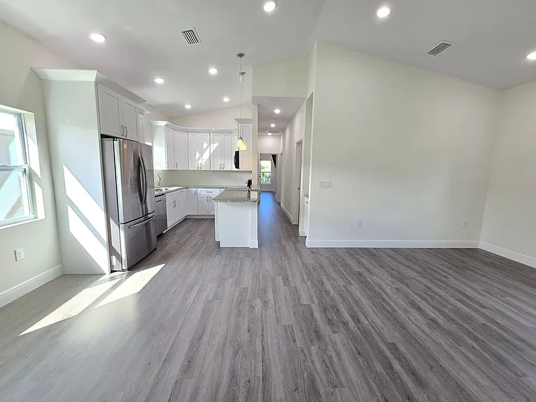 4966 Andrew Ave — Photo 3