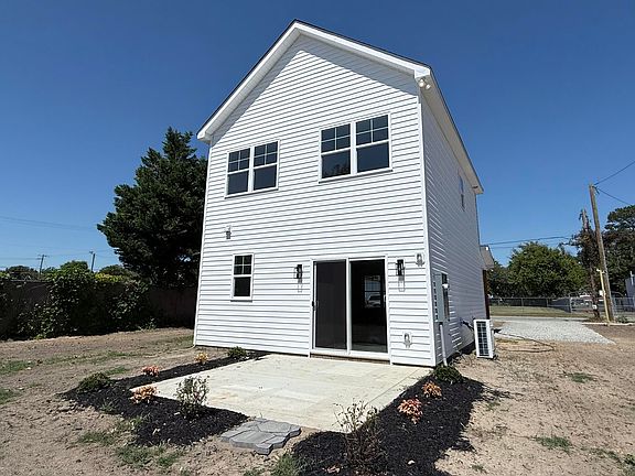 4th image of 106 E Oak Street