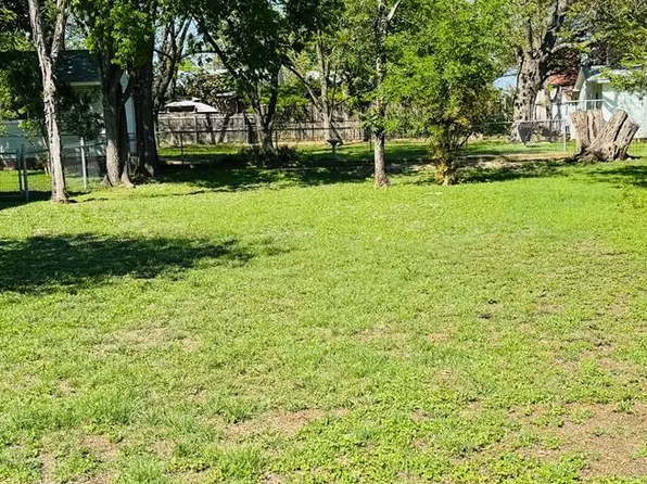 204 W Peach St, Fredericksburg, TX 78624